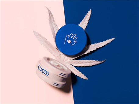 淡粉色护肤品包装设计