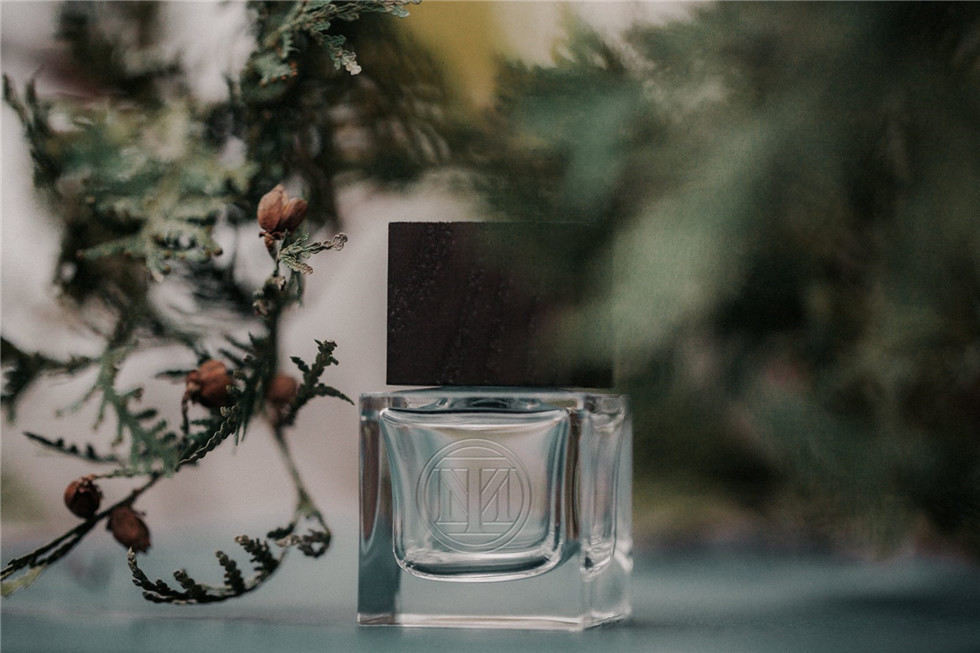 Tenth Muse香水logo设计